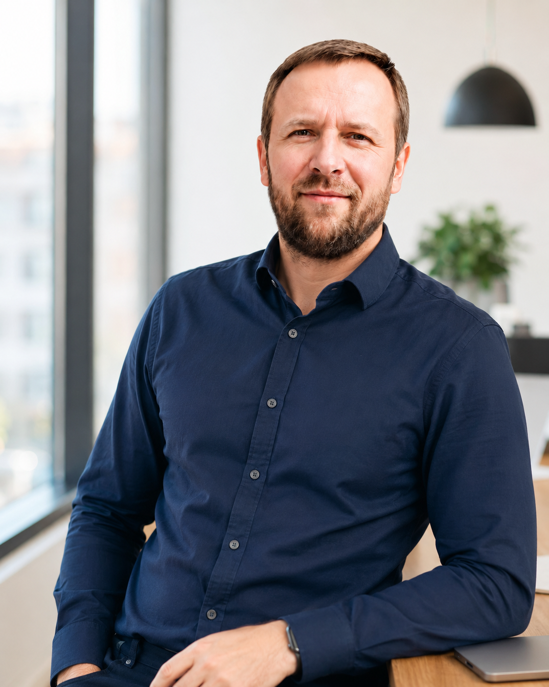 Alex Rych — Growth Partner у сучасному офісі